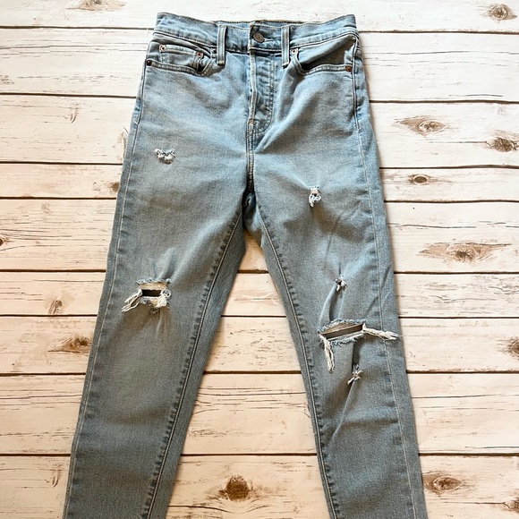 🛍FINAL SALE! No offers. Levi’s Wedgie Jeans - Picture 2 of 6